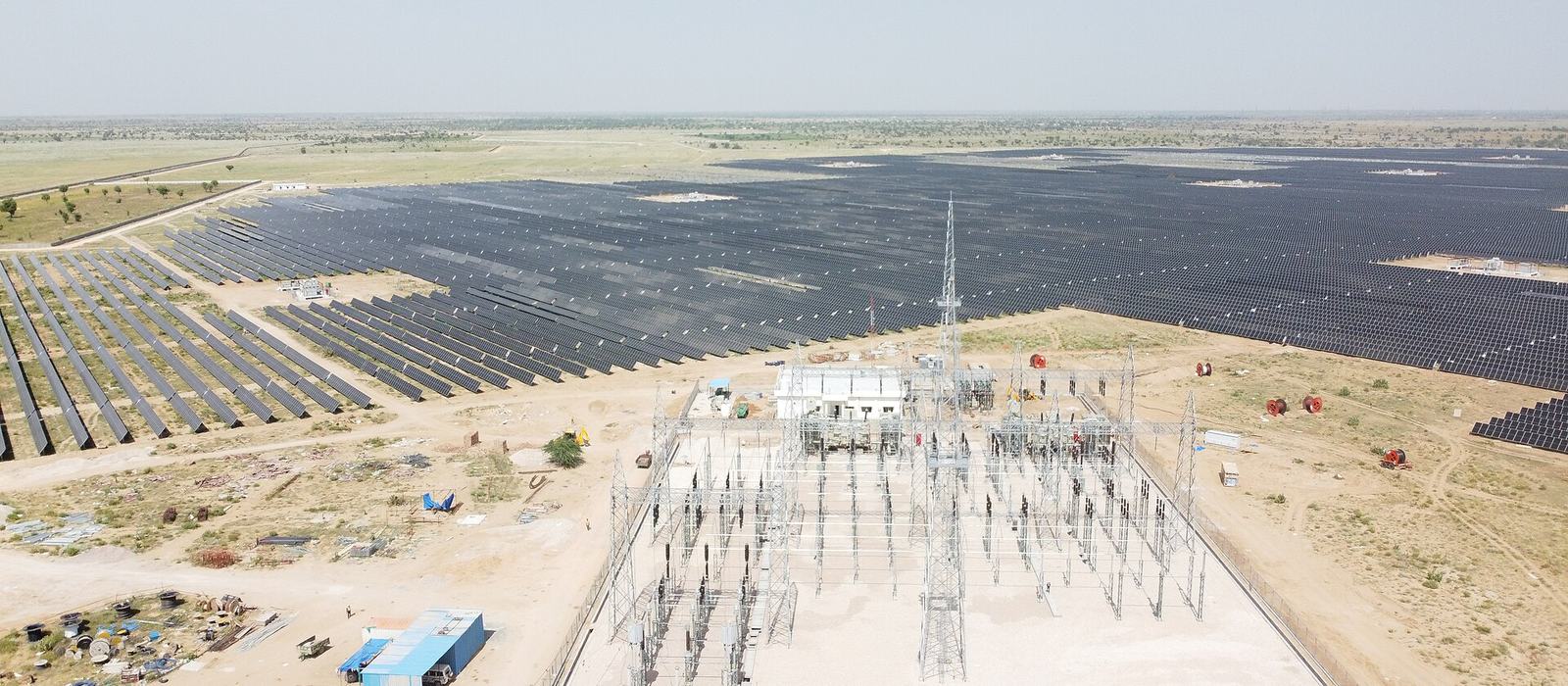 A large solar plant in the dry Thar desert — the real conditions that decide whether a plant earns what the model promised